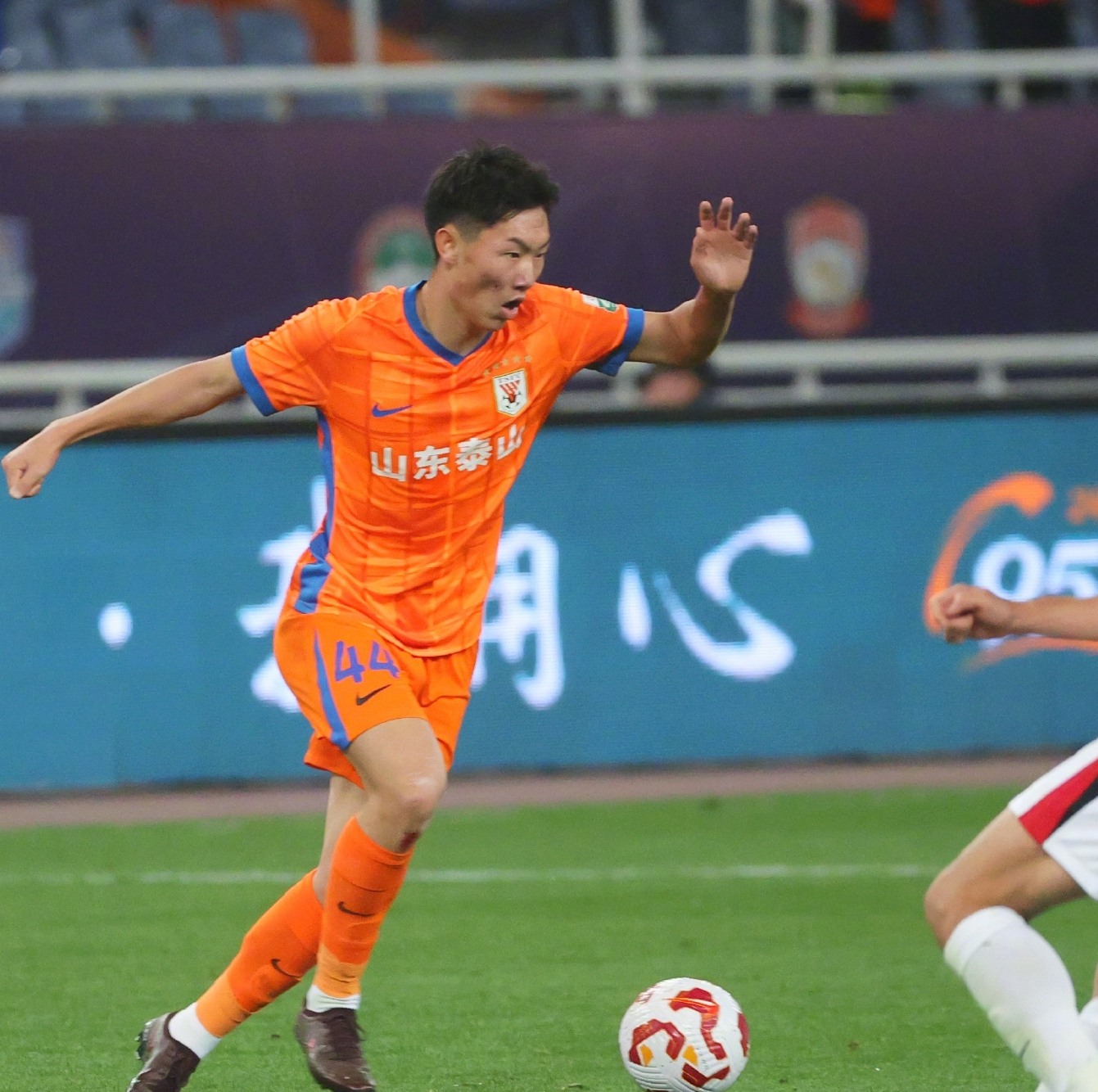 荷甲赛程吃紧，山东泰山冲刺阶段强势反弹，球迷炸锅，纪律约束更严格的简单介绍