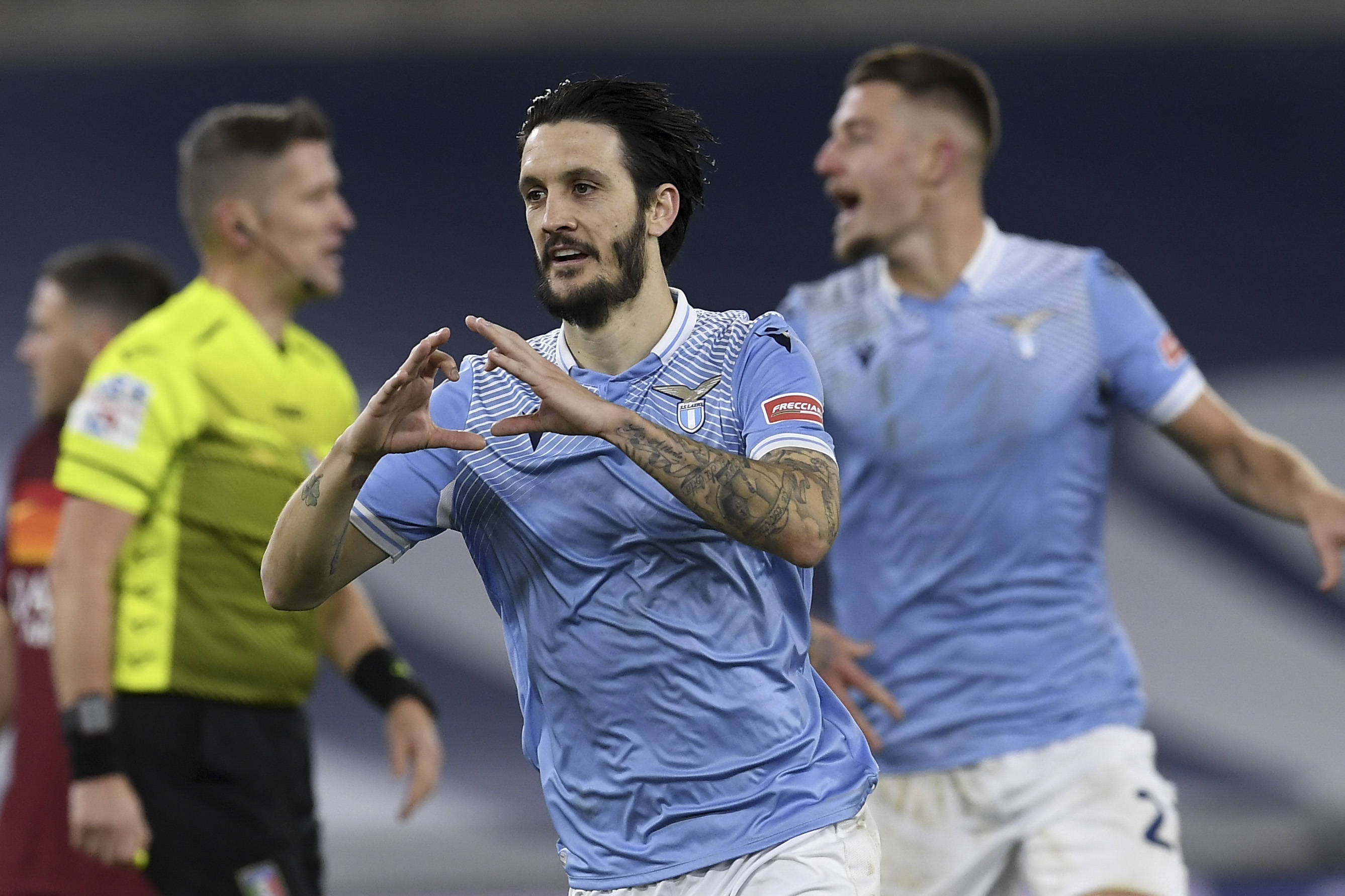 包含斯图加特迎意大利杯关键赛，冲刺阶段防线松动，气氛紧张，阵容厚度经受考验的词条