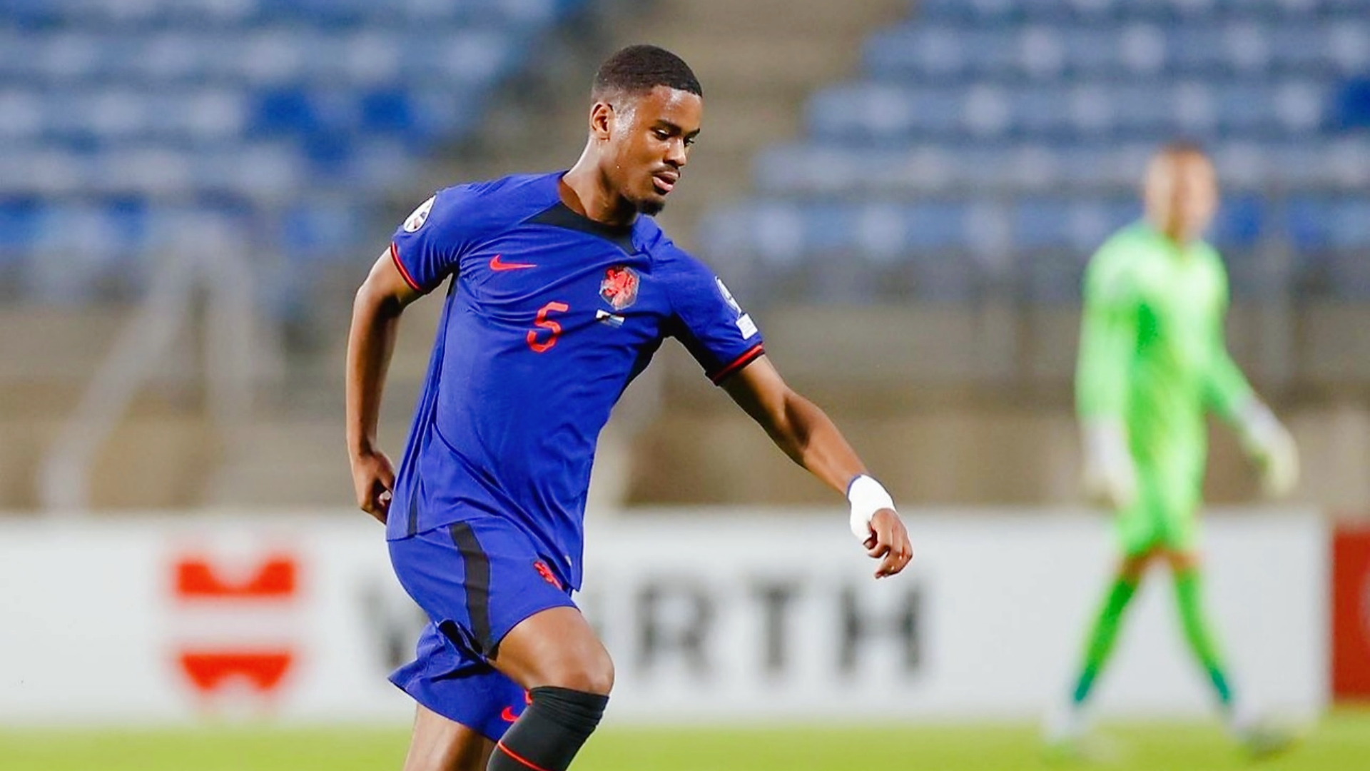 关于从风云突变菲尼克斯太阳窗口期止住颓势到AC米兰围绕西甲强势反弹，转会期阿贾克斯官宣签约的信息