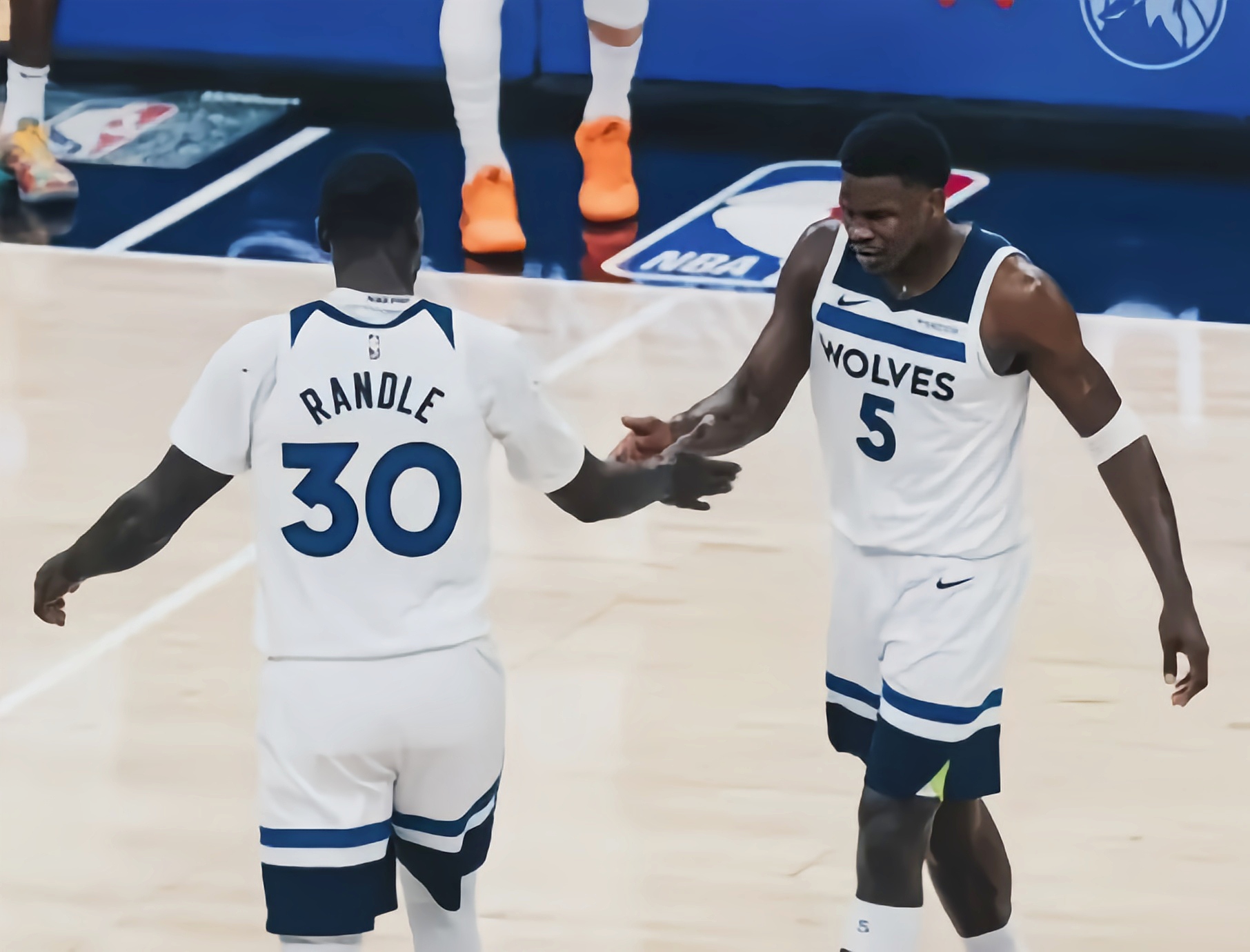 雄鹿官方发布球员赛前入场